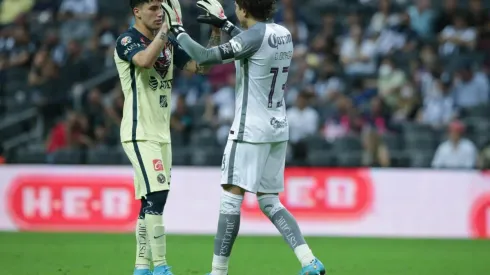 Jorge Sánchez y Guillermo Ochoa en el Clausura 2022 (foto: Imago7)