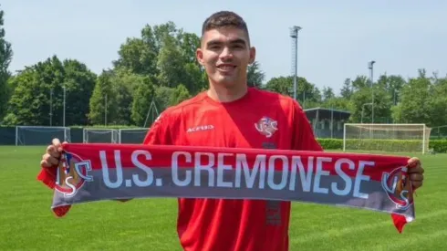 Johan Vásquez en el anuncio de su fichaje por el Cremonese.