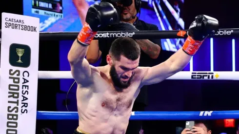 Acusan a Artur Beterbiev de recurrir a golpes ilegales para demoler a Joe Smith