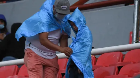 La afición también se resguardó en las tribunas del estadio Victoria.