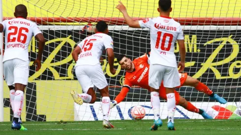 Así le atajó Tiago Volpi el penalti a Edgar Méndez.