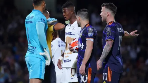 Ciudad de Mexico, 27 de abril de 2022. Washington Corozo en reclamo a , árbitro central, durante el partido de ida de la Final de la Liga de Campeones de la CONCACAF 2022, entre los Pumas de la UNAM y los Seattle Sounders, celebrado en el estadio Olímpico Universitario. Foto: Imago7/ Rafael Vadillo