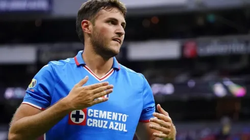 Santi Giménez siguió de cerca el partido de Cruz Azul