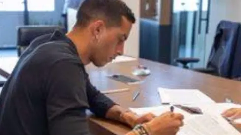 Ramiro Funes Mori en la firma de su contrato.