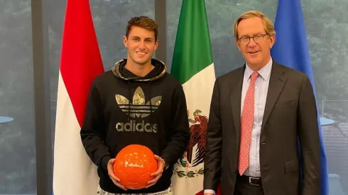 Santi Giménez recibió la visa de trabajo.