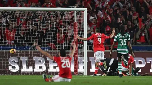 Raúl Jiménez y Gonçalo Guedes celebrando un gol con el Benfica.