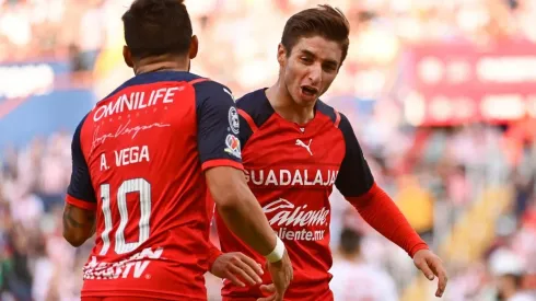 Aguascalientes, Aguascalientes, 19 de agosto de 2022. Alexis Vega y Isaác Brizuela en festejo de gol, durante el partido de la jornada 10 del torneo Apertura 2022 de la Liga BBVA MX, entre los Rayos del Necaxa y las Chivas Rayadas del Guadalajara, celebrado en el estadio Victoria. Foto: Imago7/Sebastian Laureano Miranda