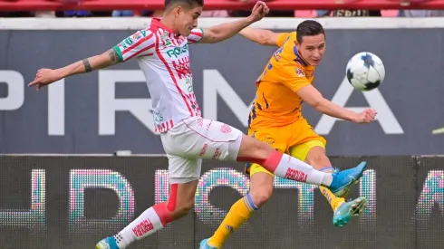 Alexis Peña, del Necaxa, contra Florian Thauvin, de Tigres, en el Clausura 2022.