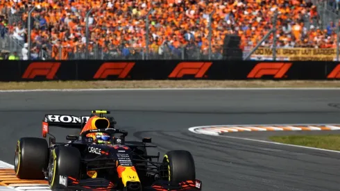 Sergio "Checo" Pérez transitando las calles de Zandvoort.