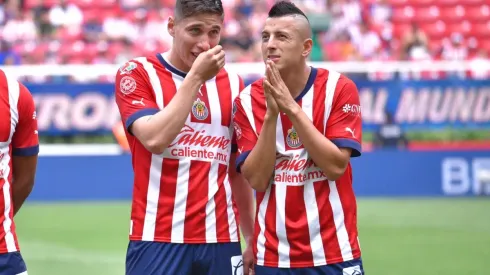 Zapopan, Jalisco, 2 de julio de 2022. Luis Olivas y Roberto Alvarado, durante el partido de la jornada 1 del torneo Apertura 2022 de la Liga BBVA MX, entre las Chivas Rayadas del Guadalajara y los Bravos de FC Juárez, celebrado en el estadio Akron. Foto: Imago7/Sandra Bautista