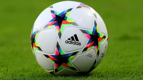 Este es el balón que utilizan en la UEFA Champions League 2022-23 masculino.