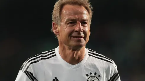 Jurgen Klinsmann en un partido de leyendas Alemania contra Italia.