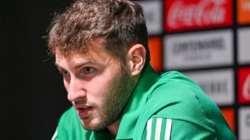 Santiago Giménez en conferencia de prensa previa al partido de preparación contra Perú.