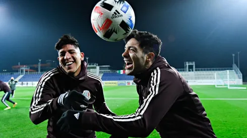Edson Álvarez y Raúl Jiménez en una práctica de la selección mexicana en 2020.