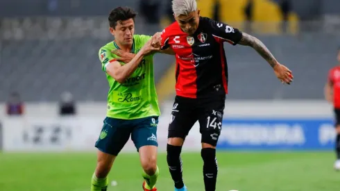 Fernando Madrigal, del Necaxa, y Luis Reyes, del Atlas, en el Clausura 2022.