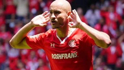 Toluca, Estado de Mexico, 7 de agosto de 2022. Carlos González en festejo de gol, durante el partido de la jornada 7 del torneo Apertura 2022 de la Liga BBVA MX, entre los Diablos Rojos del Toluca y los Xolos de Tijuana, celebrado en el estadio Nemesio Diez. Foto: Imago7/ Rafael Vadillo
