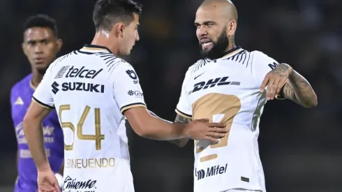 Pablo Bennevendo con Dani Alves en un partido del torneo Apertura 2022.