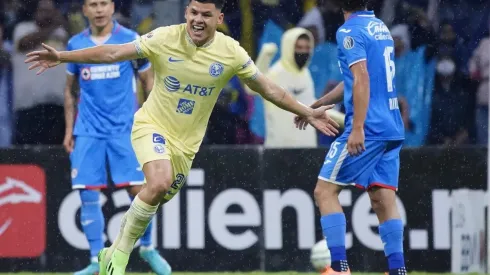 Richard Sánchez celebra ante Julio César Domínguez e Ignacio Rivero.