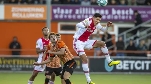 Edson Álvarez en acción defensiva ante Gaetano Oristanio.