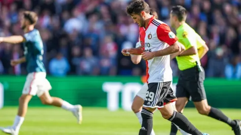 Santi Giménez no pudo convertir con el Feyenoord