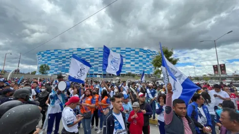 Aficionados de Puebla y Chivas en la previa al Repechaje.