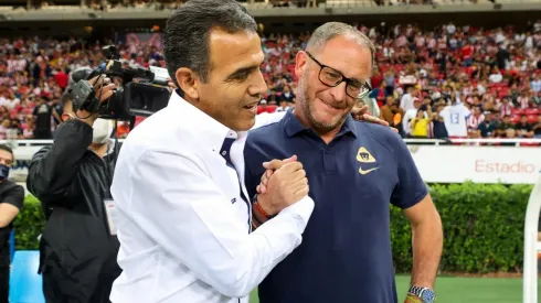 El entrenador por el que podrían pelearse Pumas y Chivas