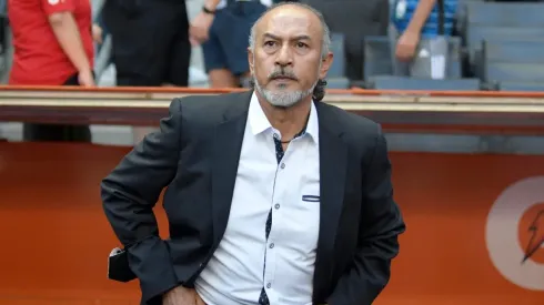 Raúl Gutiérrez en la banca del estadio BBVA.