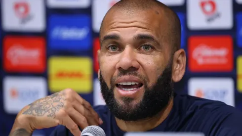 Dani Alves en conferencia de prensa con los Pumas en la Liga MX.