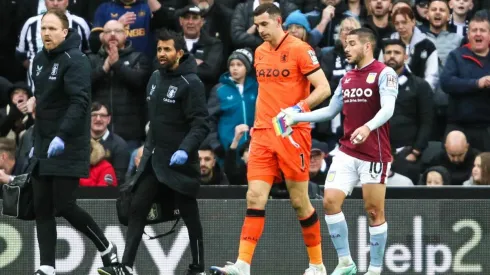 Emiliano Martínez no pudo completar el partido ante Newcastle