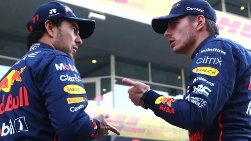 La foto de Checo Pérez junto a los pilotos que lo muestra distanciado de Verstappen
