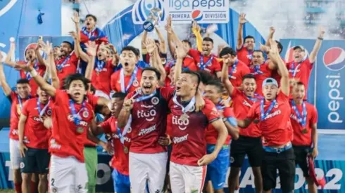 Ex Cruz Azul, América y Santos festejó el título de campeón en El Salvador