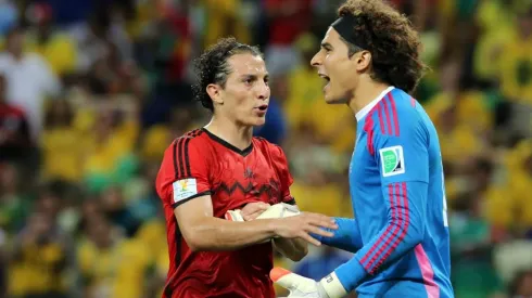 Andrés Guardado y Guillermo Ochoa contra Brasil en el Mundial Brasil 2014.