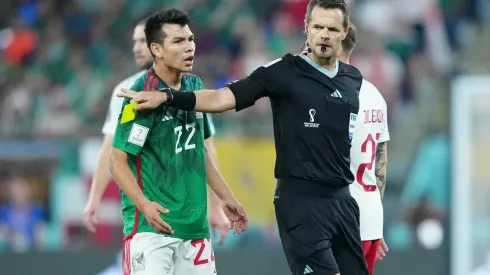 Chucky Lozano reclama al árbitro australiano Christopher Beath.