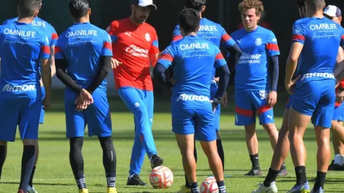 Veljko Paunovic en la pretemporada con los jugadores de Chivas.