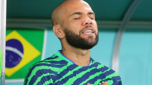Dani Alves durante la ceremonia de himnos del partido Brasil contra Suiza.