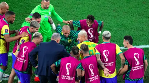 Tite y Dani Alves en los festejos brasileños en Octavos de Final.