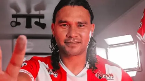 El Gullit Peña con el uniforme del Vida de Honduras.