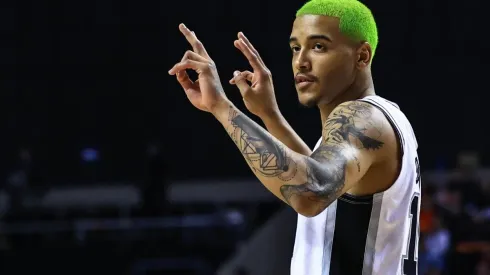 Jeremy Sochan, jugador de San Antonio Spurs, se tiño el pelo de verde.
