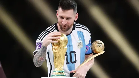 Lionel Messi con sus conquistas: Copa FIFA y Balón de Oro.