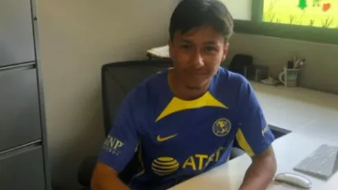 Víctor Valdez firmando su contrato con el América.