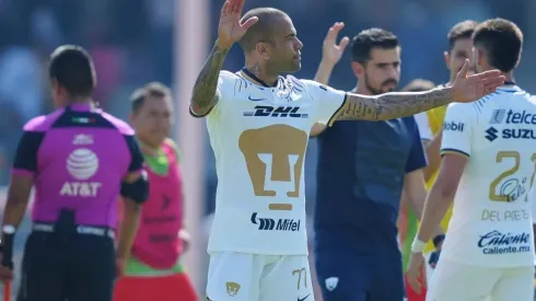 Dani Alves al término del partido de Pumas contra Juárez.