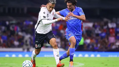 Duelo entre Lucas Rodríguez, de Tijuana, e Ignacio Rivero, de Cruz Azul, en el Apertura 2022.