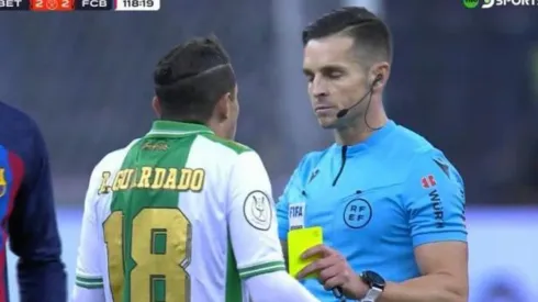 Andrés Guardado y el árbitro Carlos del Cerro Grande.