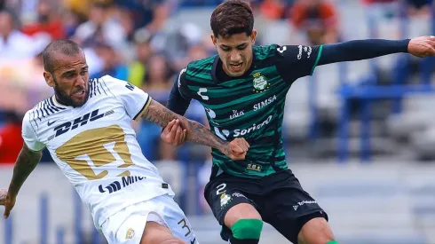 Pumas UNAM y Santos Laguna se enfrentan en un duelo clave.