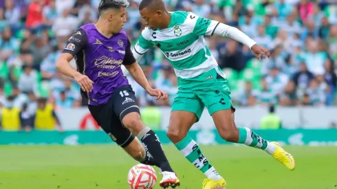 Bryan Colula, del Mazatlán, y Harold Preciado, del Santos.