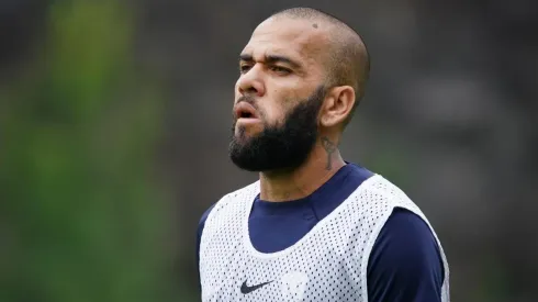 Dani Alves en un entrenamiento con Pumas en el Apertura 2022.