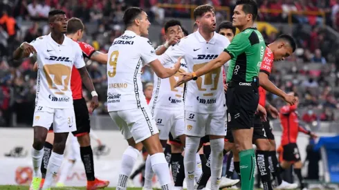 Juan Dinenno reclama un penalti a su favor que no le marcaron.