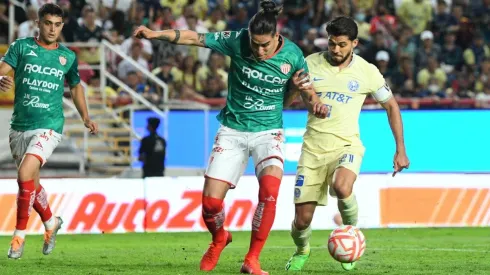 Alexis Peña, del Necaxa, contra Henry Martín, del América.