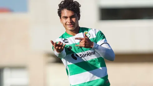 Stpehano Carrillo con el equipo sub 18 del Santos en el torneo Clausura 2023.