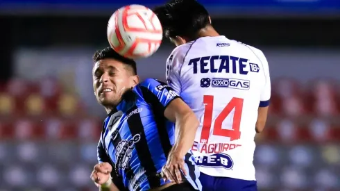 Kevin Escamilla, del Querétaro, contra Erick Aguirre, del Monterrey.